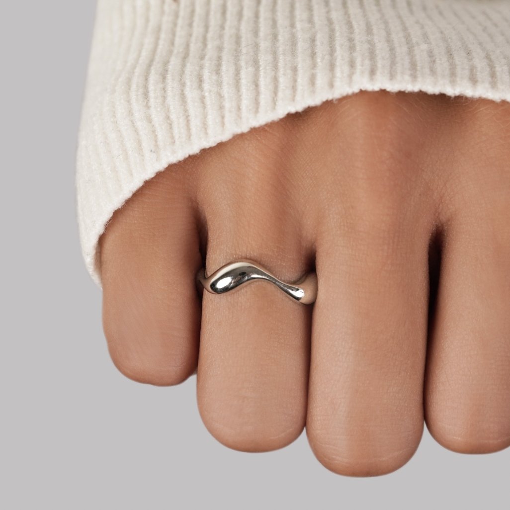 RIPPLE | ELEGANT CURVED SILVER RING