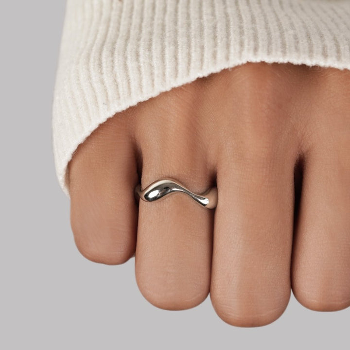 RIPPLE | ELEGANT CURVED SILVER RING