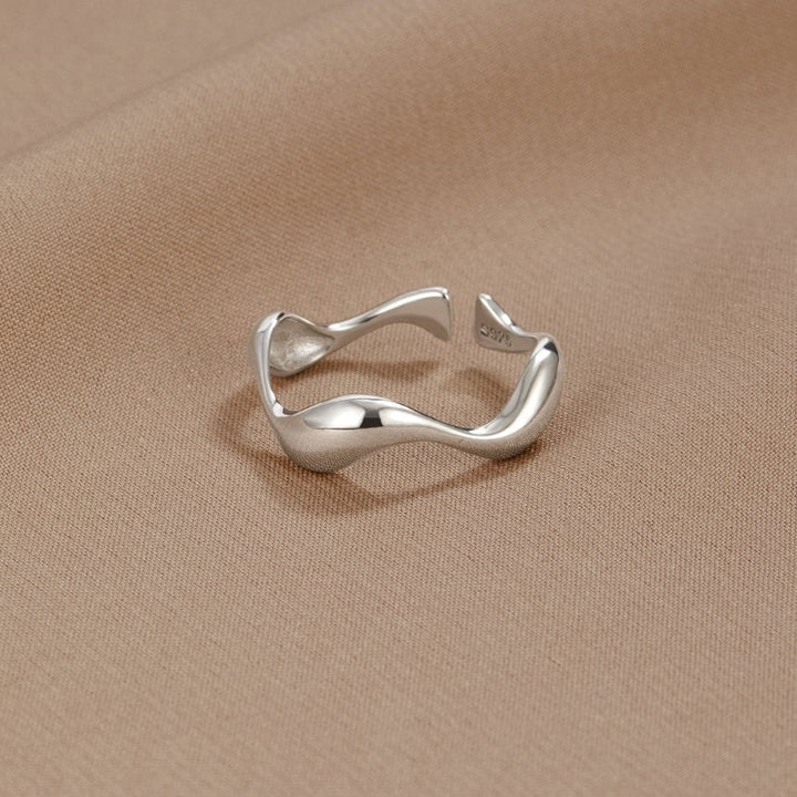 RIPPLE | ELEGANT CURVED SILVER RING