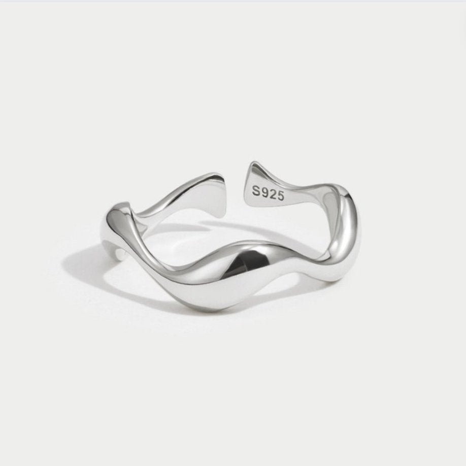 RIPPLE | ELEGANT CURVED SILVER RING