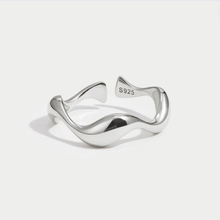 RIPPLE | ELEGANT CURVED SILVER RING
