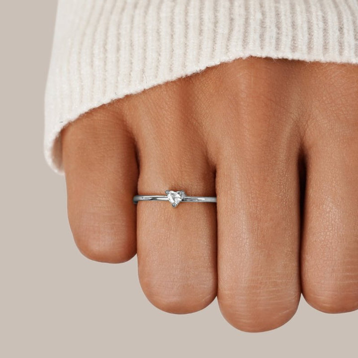 LUVIA | MINIMALIST HEART-SHAPED CRYSTAL RING