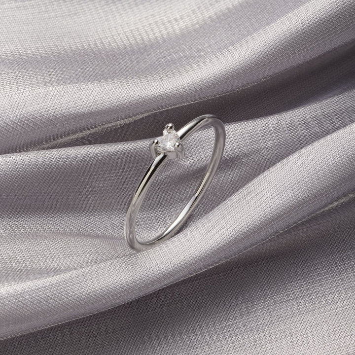LUVIA | MINIMALIST HEART-SHAPED CRYSTAL RING